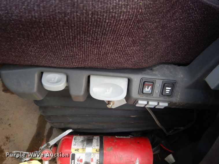 image for item HU9813 2000 International 4700  dump flatbed truck