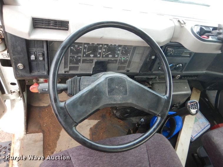 image for item HU9813 2000 International 4700  dump flatbed truck