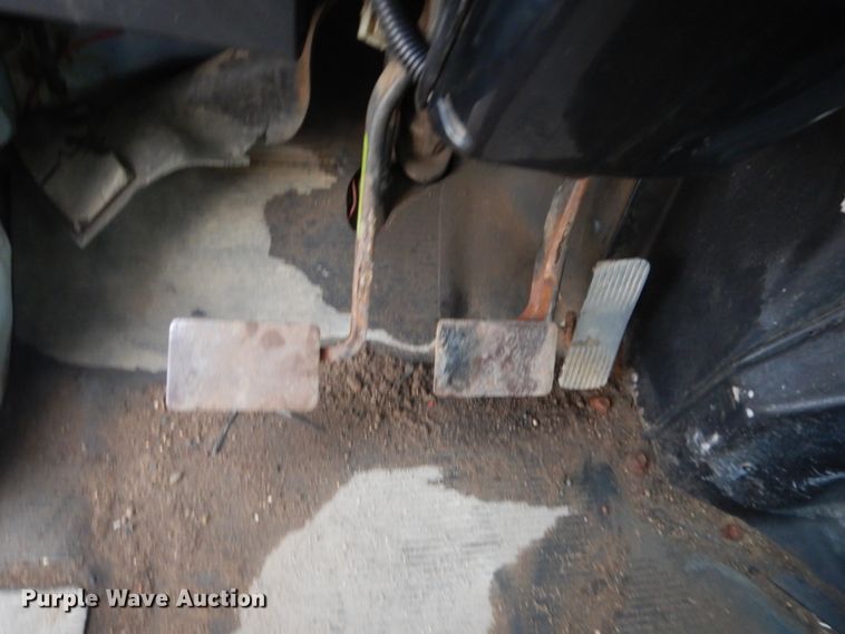 image for item HU9813 2000 International 4700  dump flatbed truck