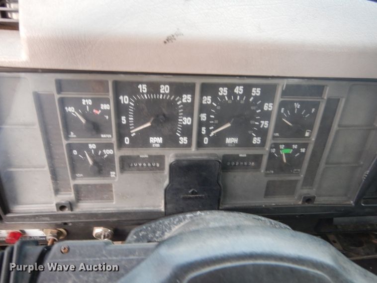 image for item HU9813 2000 International 4700  dump flatbed truck