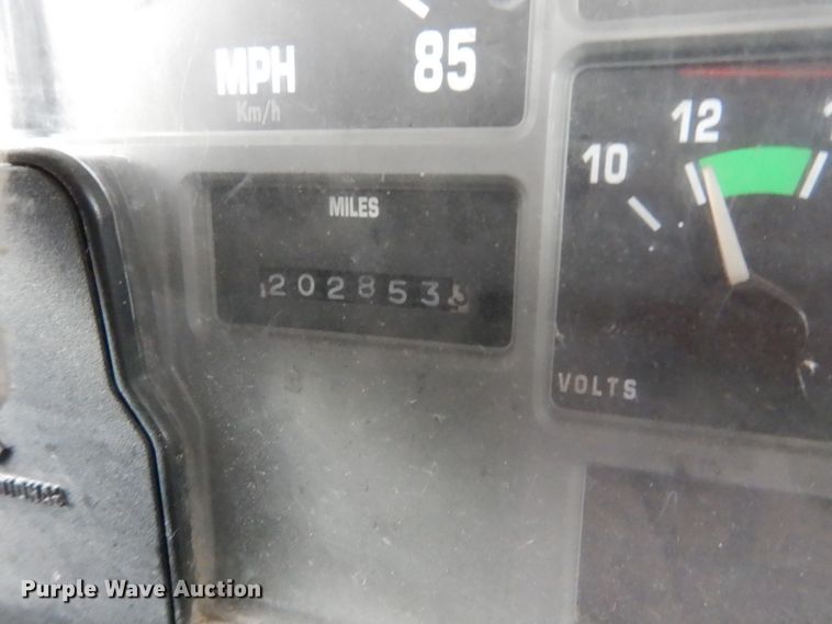 image for item HU9813 2000 International 4700  dump flatbed truck