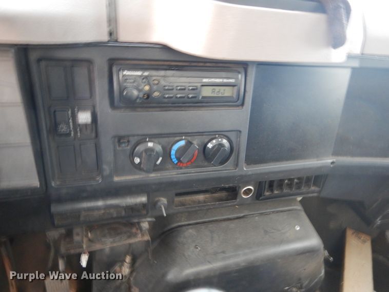 image for item HU9813 2000 International 4700  dump flatbed truck