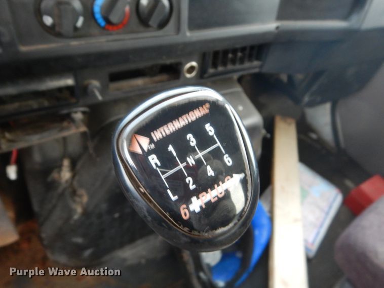 image for item HU9813 2000 International 4700  dump flatbed truck