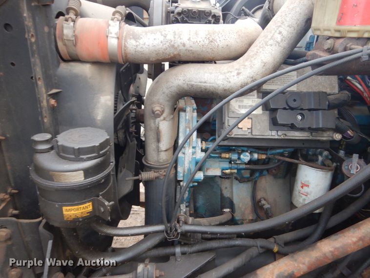 image for item HU9813 2000 International 4700  dump flatbed truck