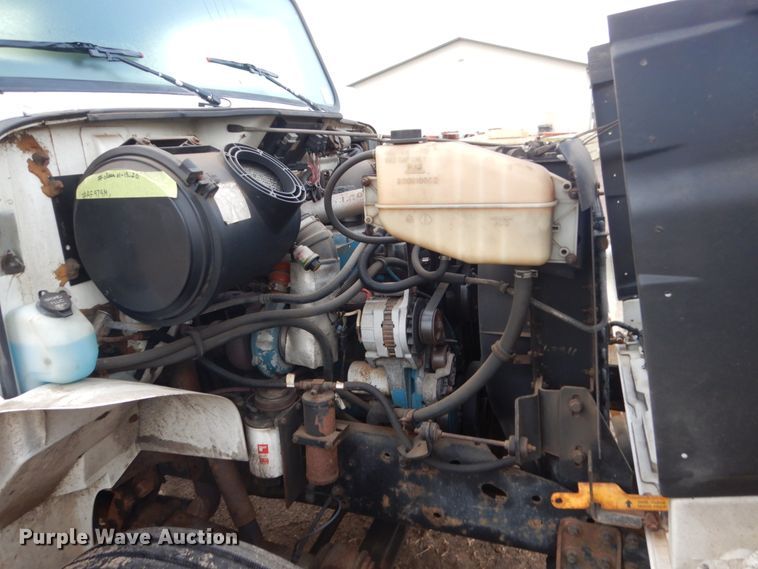 image for item HU9813 2000 International 4700  dump flatbed truck