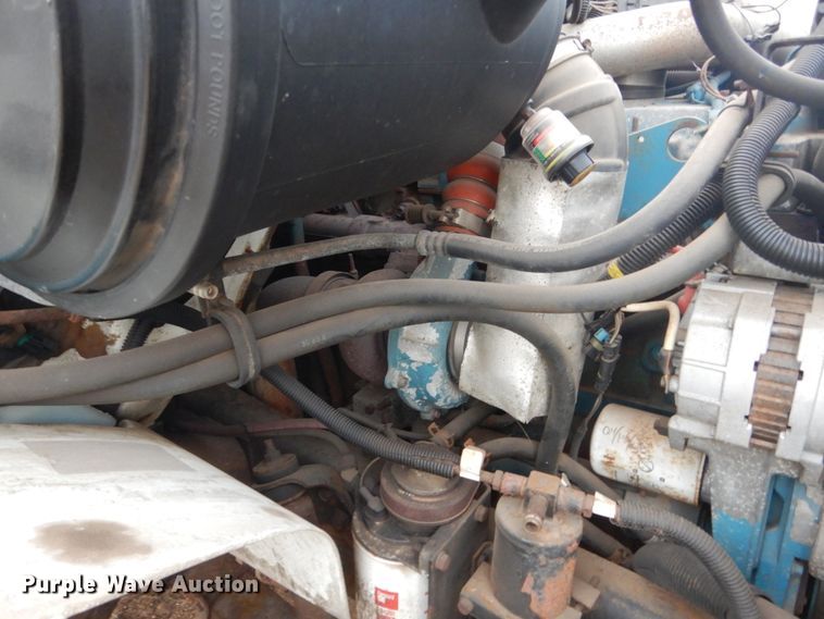 image for item HU9813 2000 International 4700  dump flatbed truck