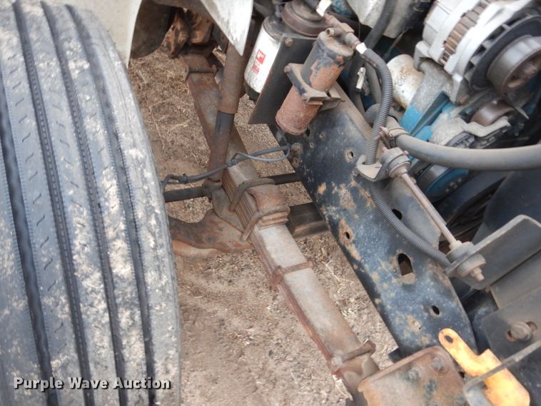 image for item HU9813 2000 International 4700  dump flatbed truck