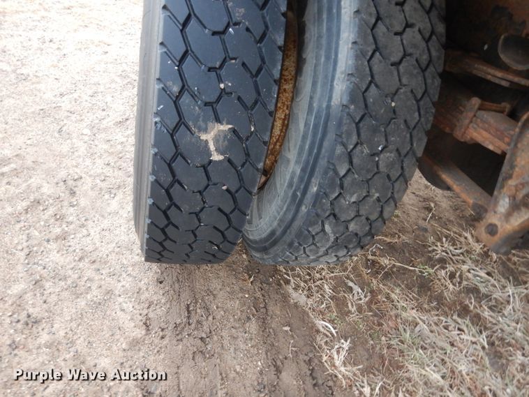 image for item HU9813 2000 International 4700  dump flatbed truck