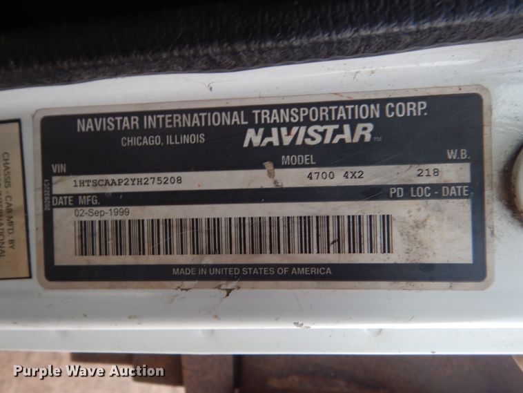 image for item HU9813 2000 International 4700  dump flatbed truck