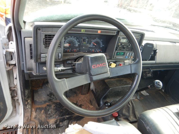 image for item HU9815 2002 GMC C7500  dump flatbed truck