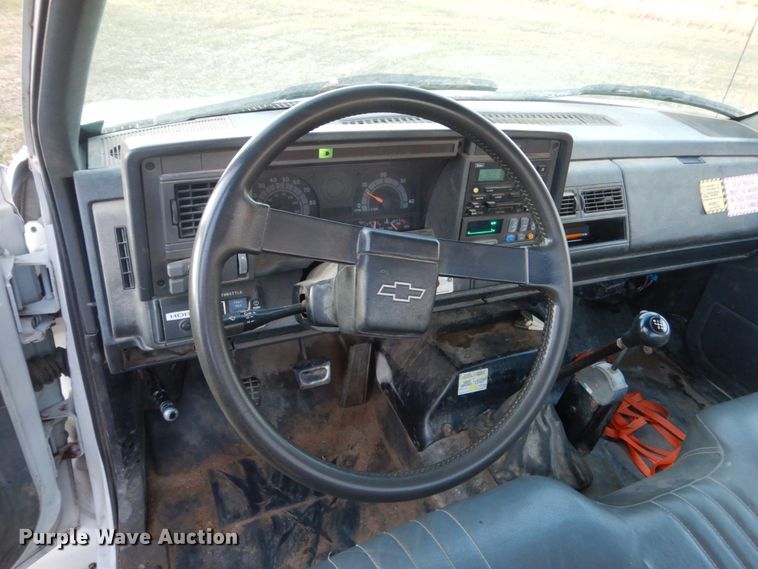 image for item HU9819 2002 Chevrolet C6500  dump flatbed truck