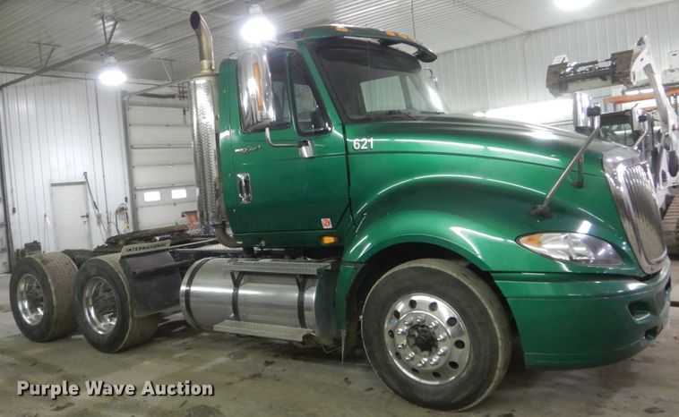 image for item HU9825 2014 International ProStar  semi truck