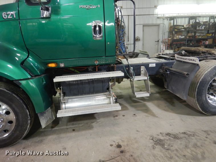 image for item HU9825 2014 International ProStar  semi truck