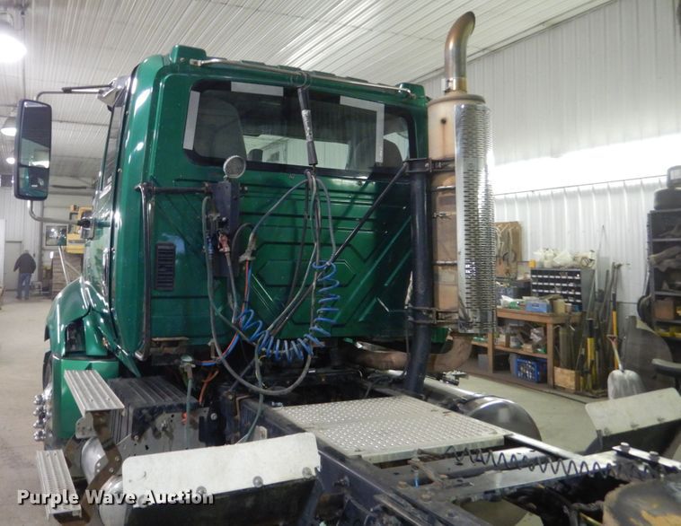 image for item HU9825 2014 International ProStar  semi truck