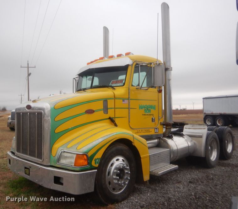 image for item HW9196 2001 Peterbilt 385  semi truck