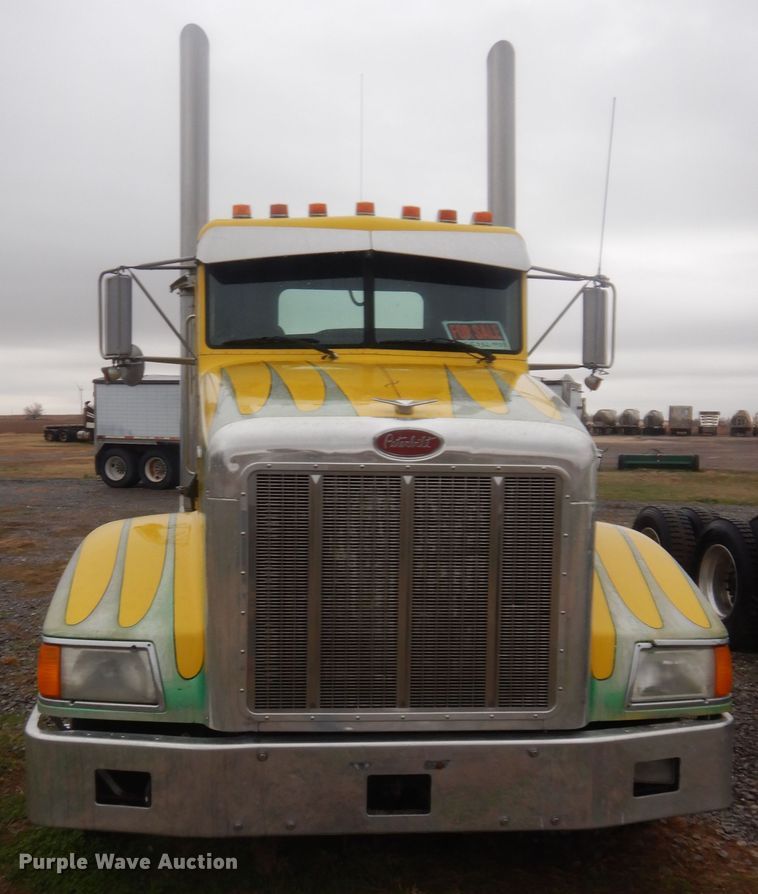 image for item HW9196 2001 Peterbilt 385  semi truck