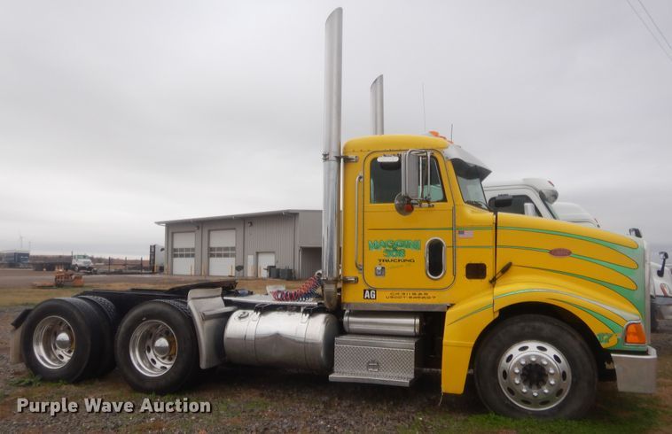 image for item HW9196 2001 Peterbilt 385  semi truck