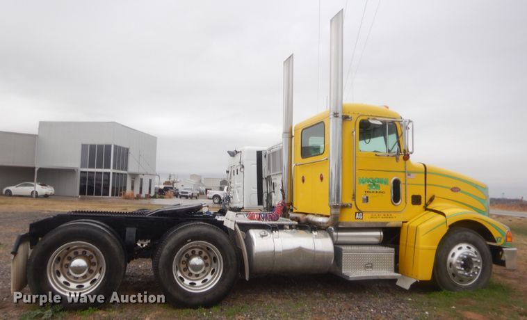 image for item HW9196 2001 Peterbilt 385  semi truck