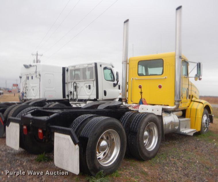 image for item HW9196 2001 Peterbilt 385  semi truck