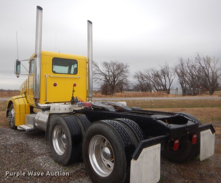 image for item HW9196 2001 Peterbilt 385  semi truck