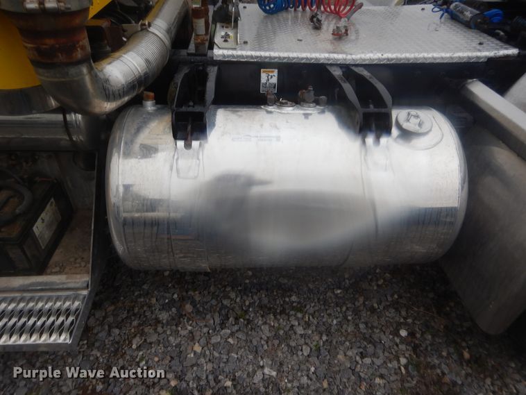 image for item HW9196 2001 Peterbilt 385  semi truck