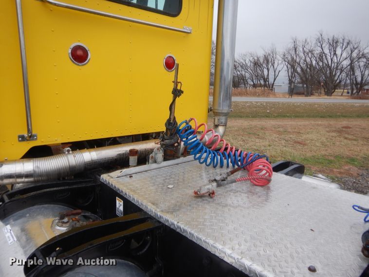 image for item HW9196 2001 Peterbilt 385  semi truck