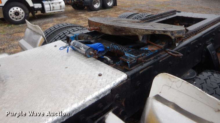 image for item HW9196 2001 Peterbilt 385  semi truck