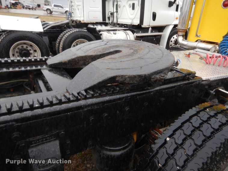 image for item HW9196 2001 Peterbilt 385  semi truck