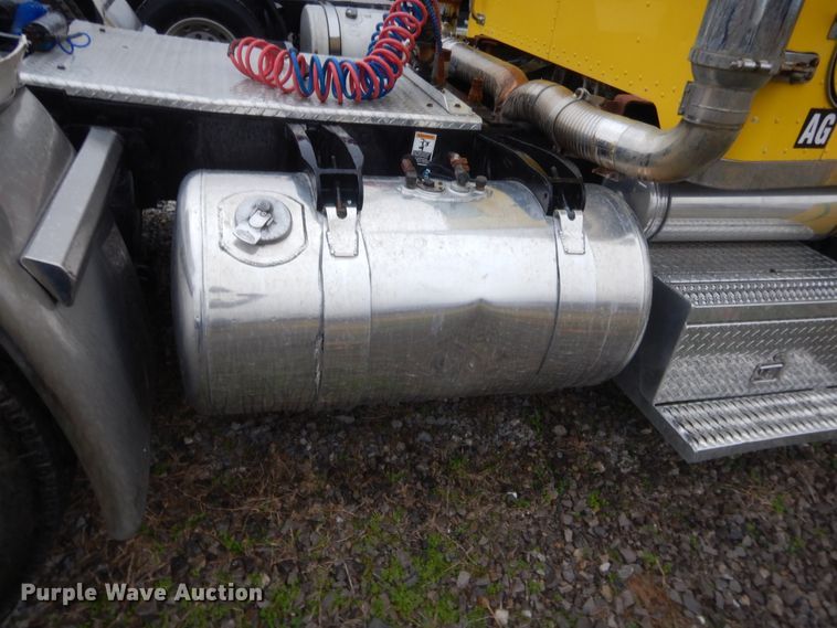 image for item HW9196 2001 Peterbilt 385  semi truck