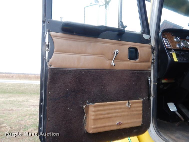 image for item HW9196 2001 Peterbilt 385  semi truck