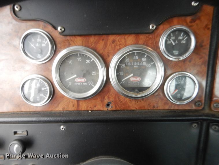 image for item HW9196 2001 Peterbilt 385  semi truck