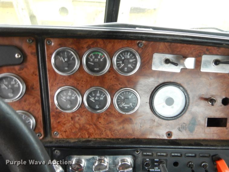 image for item HW9196 2001 Peterbilt 385  semi truck