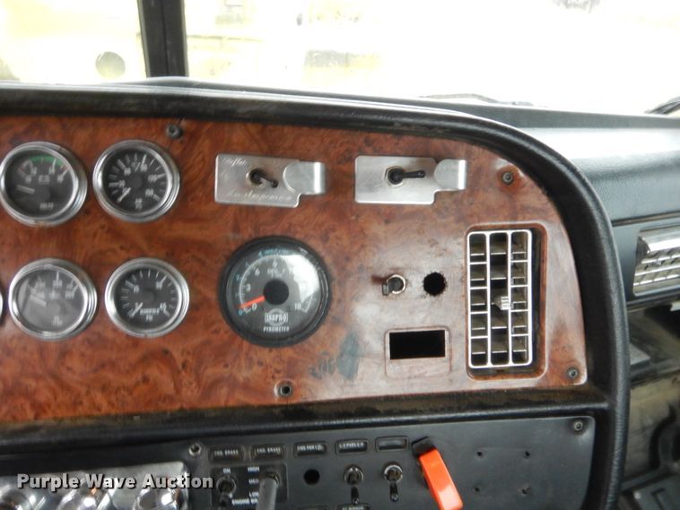 image for item HW9196 2001 Peterbilt 385  semi truck