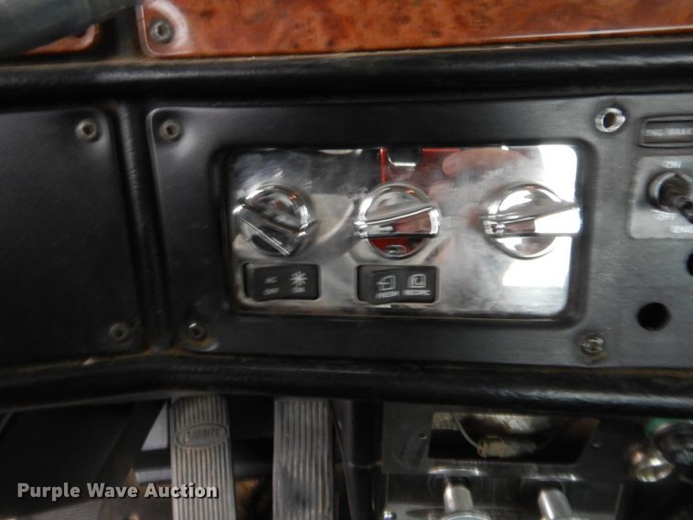 image for item HW9196 2001 Peterbilt 385  semi truck