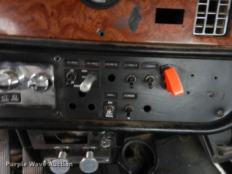 image for item HW9196 2001 Peterbilt 385  semi truck