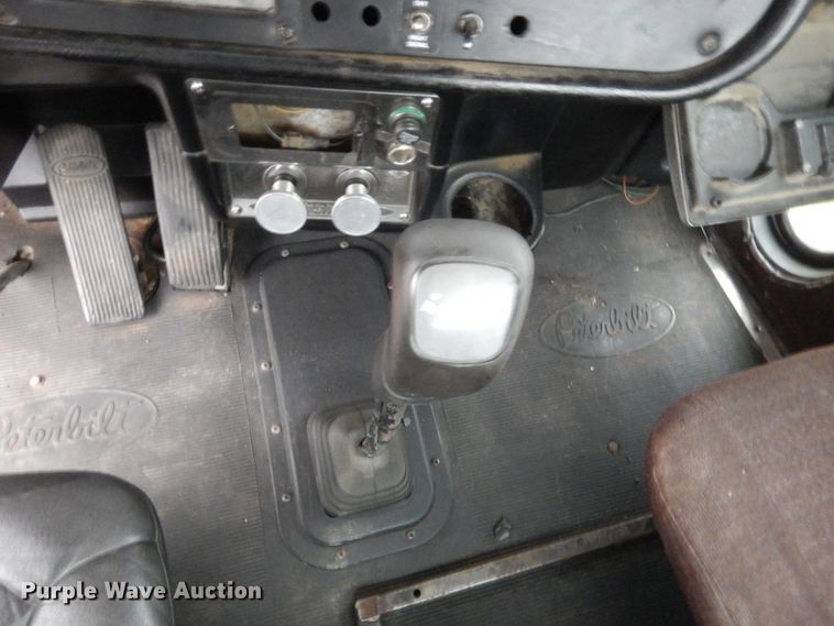 image for item HW9196 2001 Peterbilt 385  semi truck