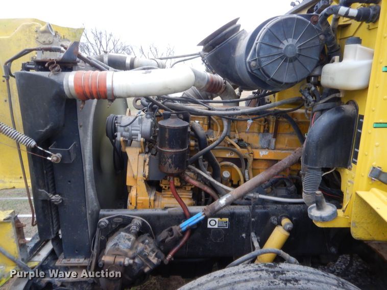 image for item HW9196 2001 Peterbilt 385  semi truck