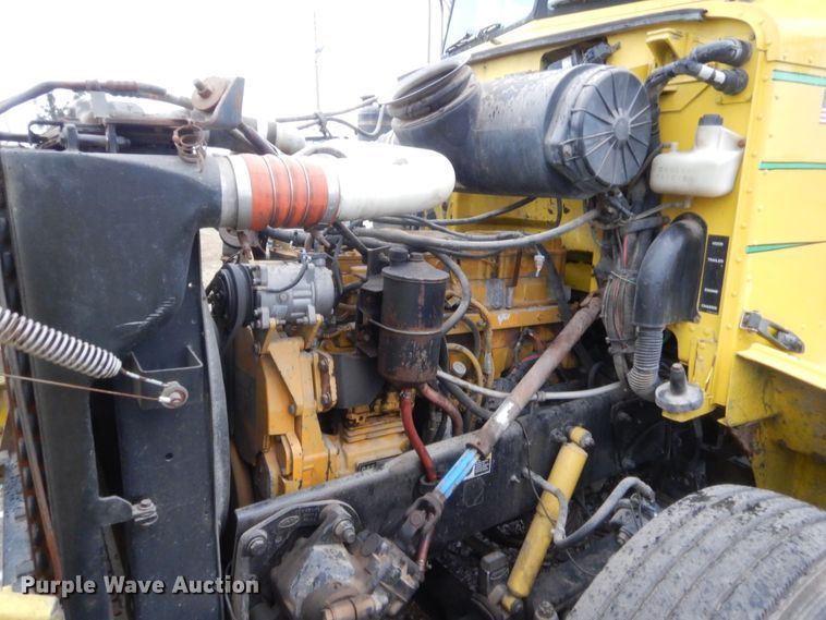 image for item HW9196 2001 Peterbilt 385  semi truck