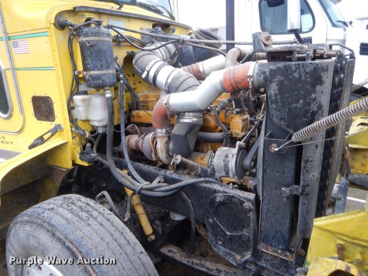 image for item HW9196 2001 Peterbilt 385  semi truck