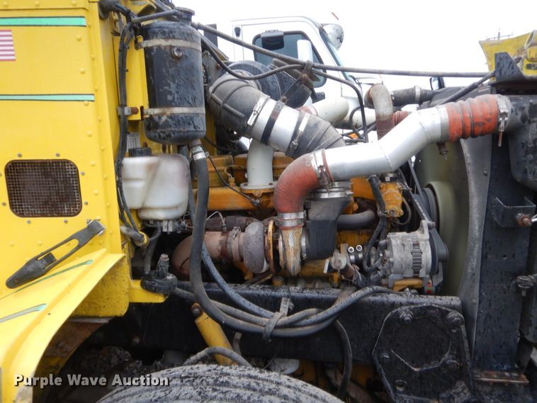 image for item HW9196 2001 Peterbilt 385  semi truck