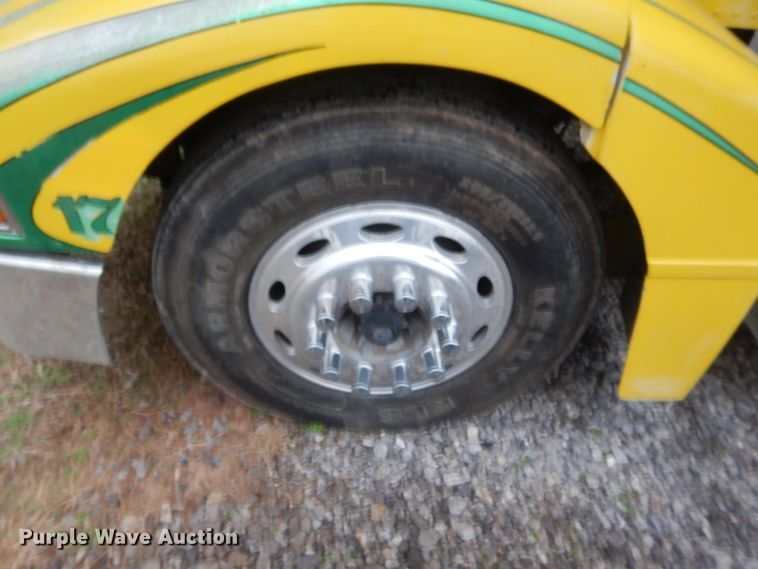 image for item HW9196 2001 Peterbilt 385  semi truck