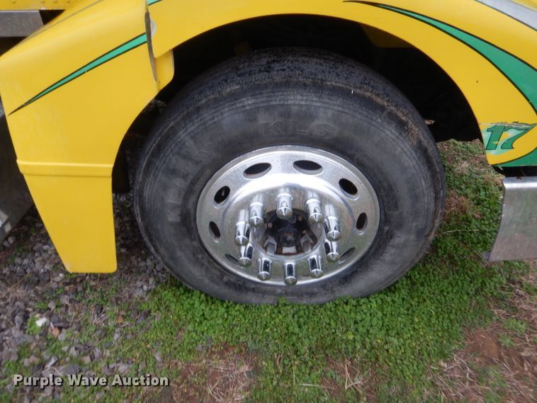 image for item HW9196 2001 Peterbilt 385  semi truck