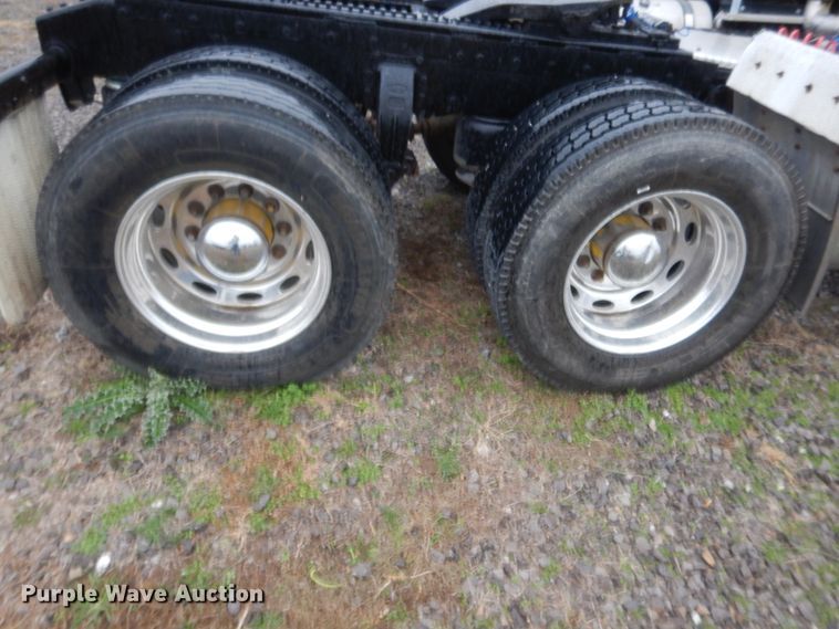 image for item HW9196 2001 Peterbilt 385  semi truck