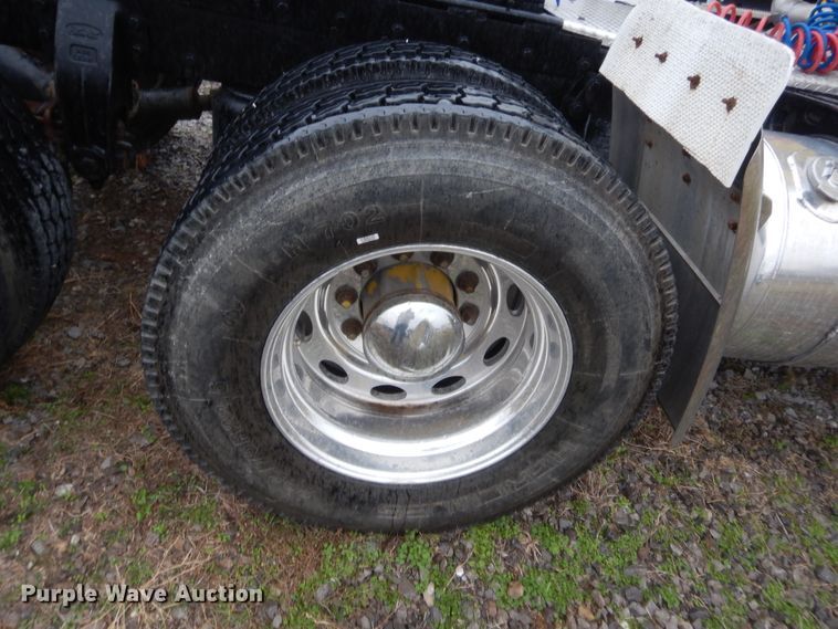 image for item HW9196 2001 Peterbilt 385  semi truck