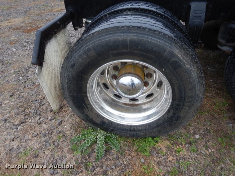 image for item HW9196 2001 Peterbilt 385  semi truck