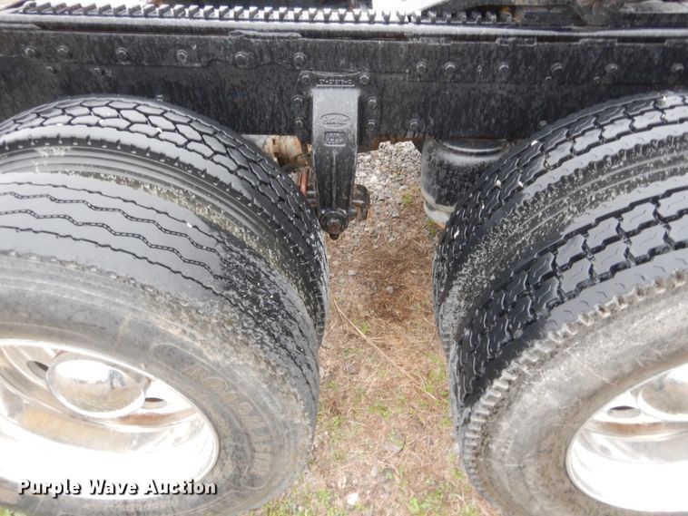 image for item HW9196 2001 Peterbilt 385  semi truck