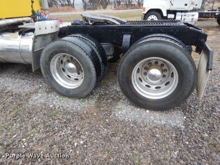 image for item HW9196 2001 Peterbilt 385  semi truck