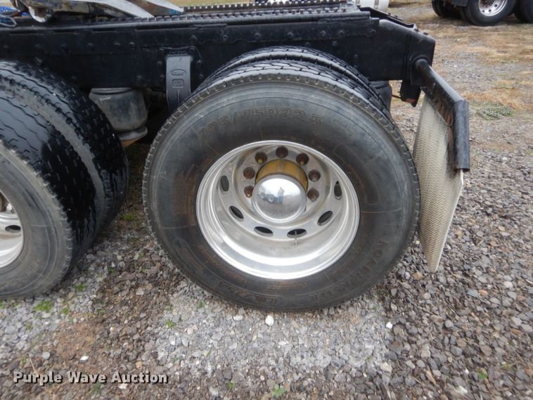 image for item HW9196 2001 Peterbilt 385  semi truck