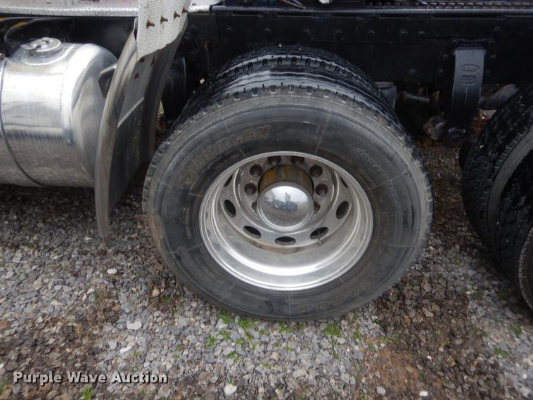 image for item HW9196 2001 Peterbilt 385  semi truck