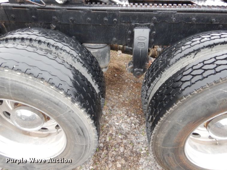 image for item HW9196 2001 Peterbilt 385  semi truck